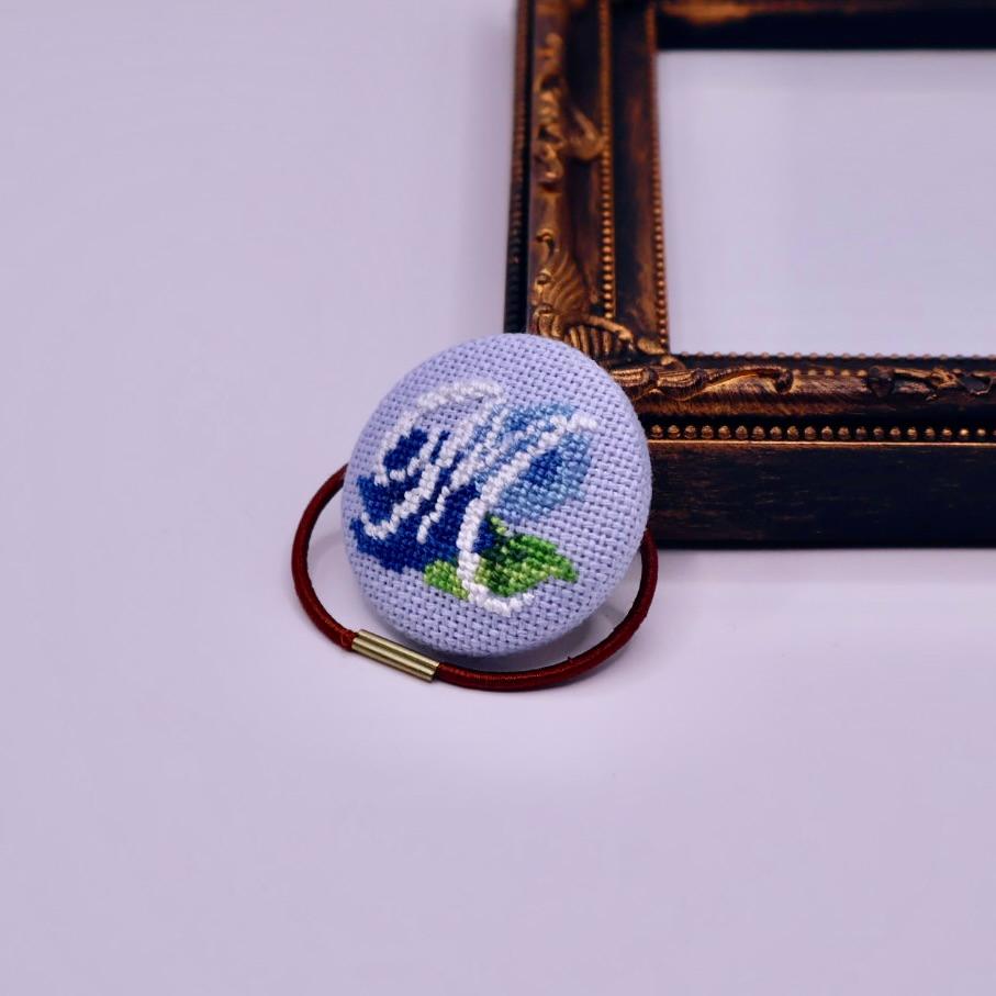青薔薇 イニシャル クロスステッチ刺繍 バラ1枚目の画像
